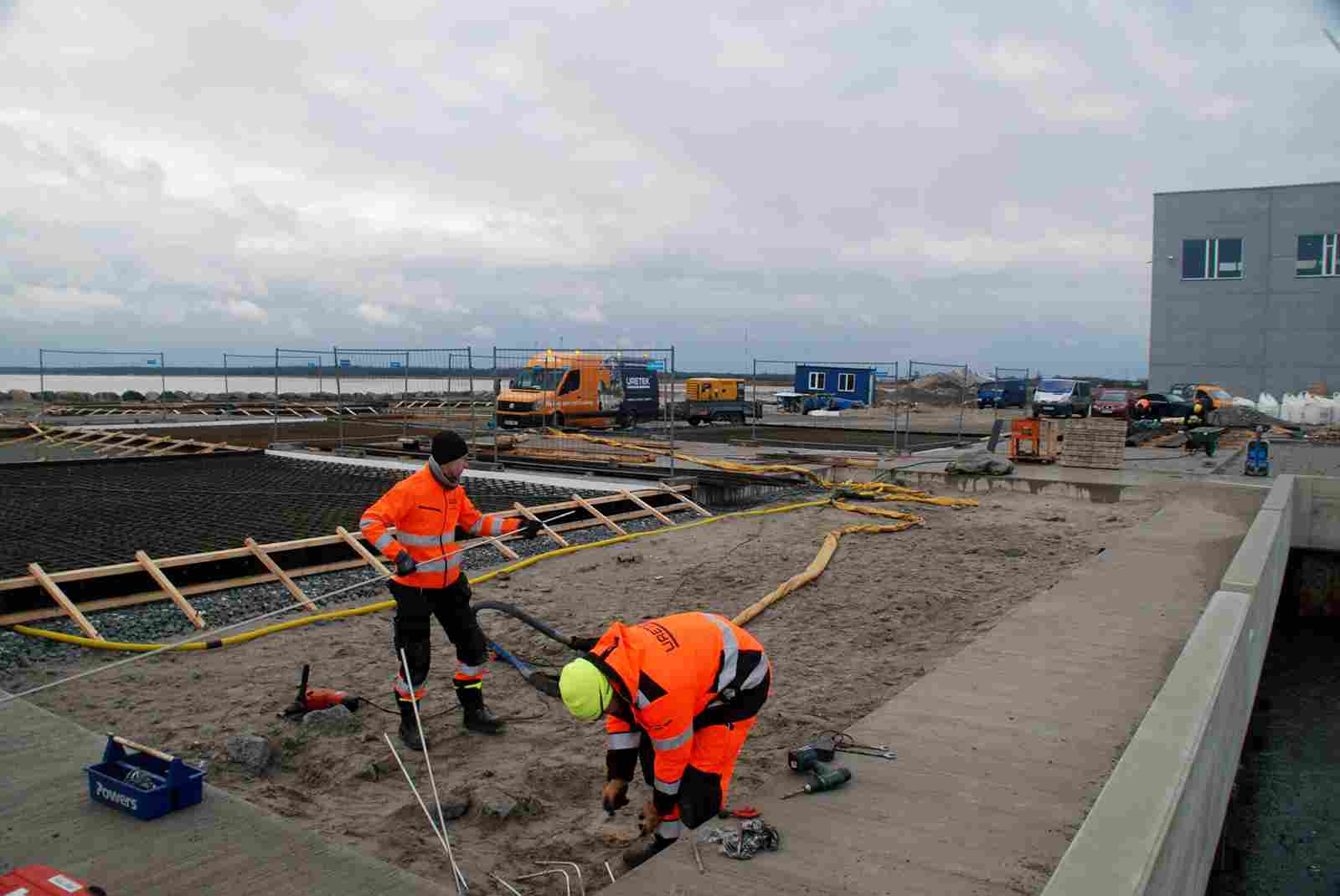 Lifting and stabilisation of port facilities